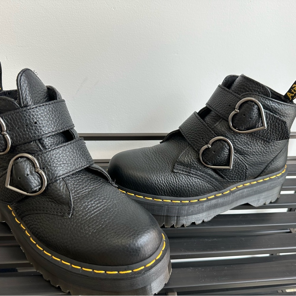 Devon hearts Dr. Martens Women’s shoes size 9